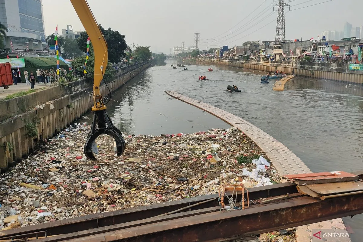 Kodam Jaya Bersihkan Tumpukan Sampah Plastik di Kanal Banjir Barat Jakarta Barat