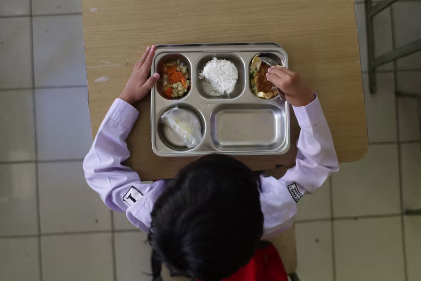 Ratusan Orang Diduga Keracunan Usai Konsumsi Makanan Gratis Program Makan Siang Sekolah