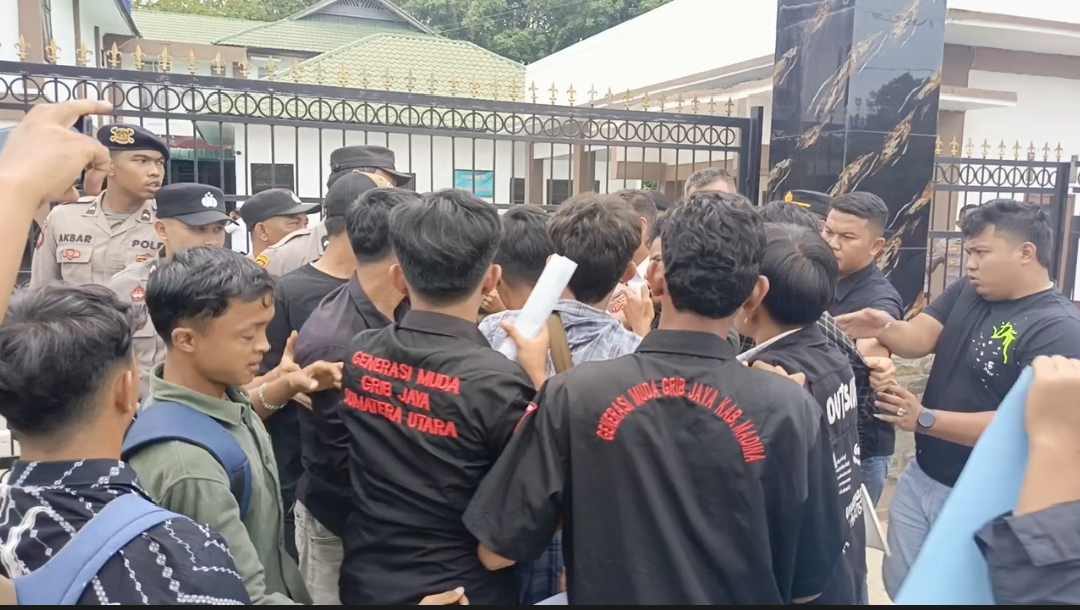 GM GRIB Jaya Madina Gelar Aksi di Kejari, Tuntut Mantan Bupati Untuk Diperiksa Terkait Kasus Smart Village 2023