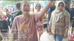 Warga Kapling  Kali Ulu Protes  Di Kantor Cinity