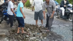 Beginilah Kondisi Jalan Villa Mutiara Raya Cibitung Rusak