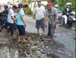 Beginilah Kondisi Jalan Villa Mutiara Raya Cibitung Rusak