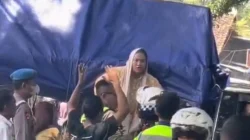 Rombongan Wisatawan di Anyer Protes Jalan Ditutup, Sempat Coba Terobos Jalur