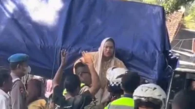 Rombongan Wisatawan di Anyer Protes Jalan Ditutup, Sempat Coba Terobos Jalur