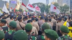 TNI Ikut Menjaga Aksi Unjuk Rasa Mahasiswa Di Bunderan HI Jakarta