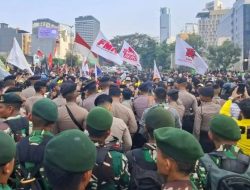 TNI Ikut Menjaga Aksi Unjuk Rasa Mahasiswa Di Bunderan HI Jakarta