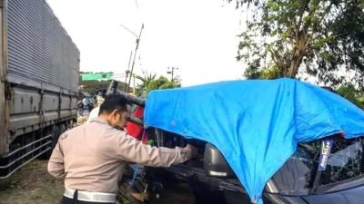 Truck Hino Tabrak Pickup Bak Terbuka Di Indramayu 12 Orang Meninggal