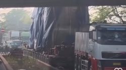 Truk Kontainer Nyangkut di Kolong Flyover Jababeka, Lalu Lintas Cikarang-Bekasi Tersendat