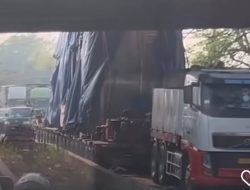 Truk Kontainer Nyangkut di Kolong Flyover Jababeka, Lalu Lintas Cikarang-Bekasi Tersendat
