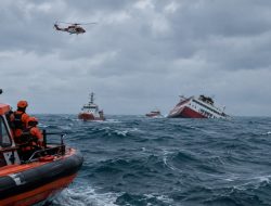 KAPAL VIRGO TRANSPORT 8 TERBALIK DI LAUT JAWA, 129 ORANG MASIH DALAM PENCARIAN