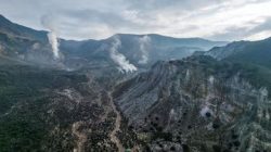 Jalur Pendakian Gunung Papandayan Ditutup Sementara Pasca Kemunculan Fenomena Api Biru di Kawah