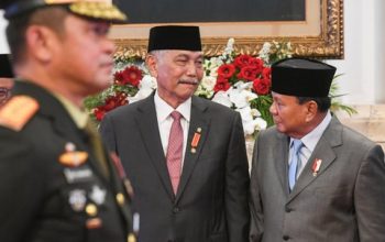 Menko Marves Luhut Binsar Pandjaitan Berbincang dengan Menteri Pertahanan Prabowo Subianto