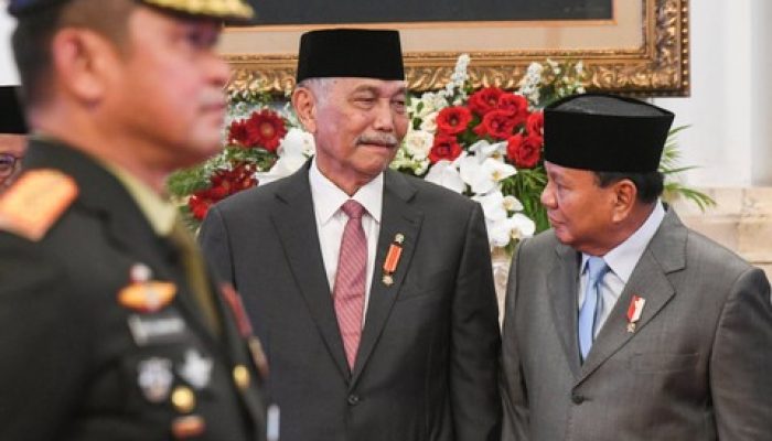 Menko Marves Luhut Binsar Pandjaitan Berbincang dengan Menteri Pertahanan Prabowo Subianto