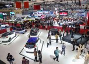 Pengunjung Melihat Kendaraan di Pameran Otomotif Gaikindo Indonesia International Auto Show (GIIAS)