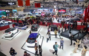 Pengunjung Melihat Kendaraan di Pameran Otomotif Gaikindo Indonesia International Auto Show (GIIAS)