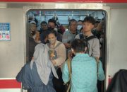 Suasana Kepadatan Penumpang Rangkaian KRL Commuter Line Rute Rangkasbitung-Tanah Abang (Green Line)