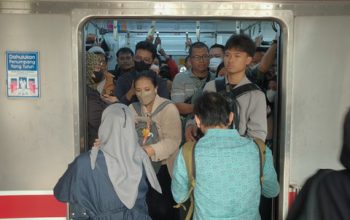 Suasana Kepadatan Penumpang Rangkaian KRL Commuter Line Rute Rangkasbitung-Tanah Abang (Green Line)