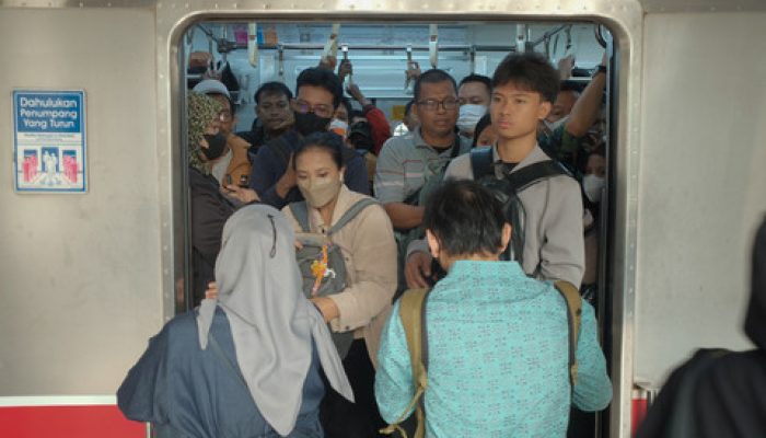 Suasana Kepadatan Penumpang Rangkaian KRL Commuter Line Rute Rangkasbitung-Tanah Abang (Green Line)