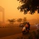 Pengendara Berkendara Melintasi Jalan