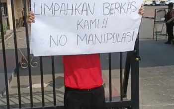 Seorang Ibu Bernama Anita Bertawaty Melakukan Aksi Protes Seorang Diri di Depan Mapolda Banten