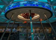 Pengunjung Memantau Layar Pergerakan Indeks Harga Saham Gabungan (IHSG) di Bursa Efek Indonesia
