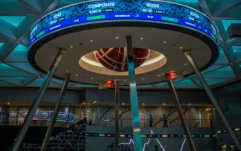 Pengunjung Memantau Layar Pergerakan Indeks Harga Saham Gabungan (IHSG) di Bursa Efek Indonesia
