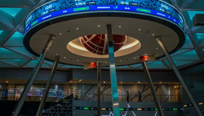 Pengunjung Memantau Layar Pergerakan Indeks Harga Saham Gabungan (IHSG) di Bursa Efek Indonesia