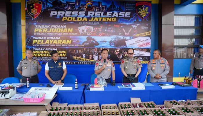 Jumpa Pers Ungkap Ribuan Botol Miras tanpa Izin