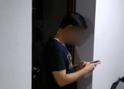 Polisi Saat Mengamankan Dokter yang Cabuli Anak Kandungnya (Kiri) di Sebuah Apartemen di Bekasi