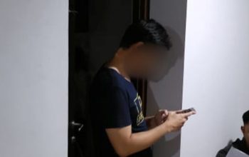 Polisi Saat Mengamankan Dokter yang Cabuli Anak Kandungnya (Kiri) di Sebuah Apartemen di Bekasi