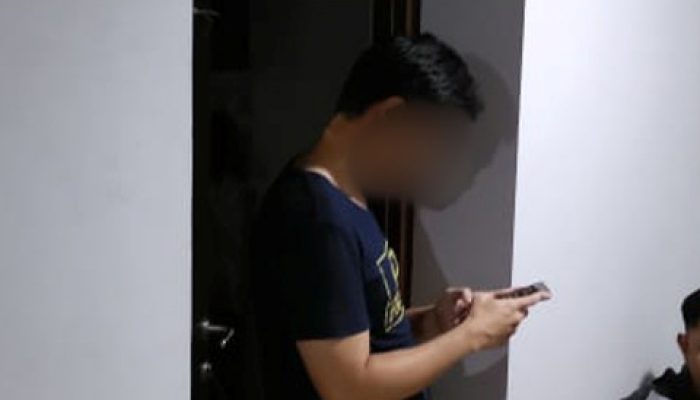 Polisi Saat Mengamankan Dokter yang Cabuli Anak Kandungnya (Kiri) di Sebuah Apartemen di Bekasi