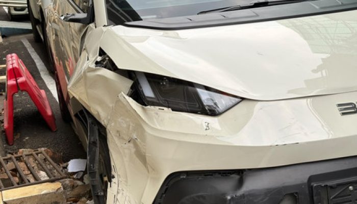 Penampakan Mobil Listrik BYD yang Menabrak Pengemudi Ojol di Jalan Panglima Polim