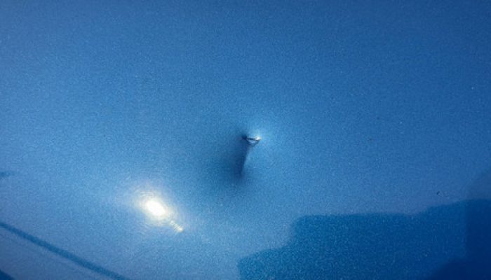 Penampakan Mobil Ford yang Terkena Peluru Nyasar di Bagian Kap Mobil
