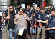 Pelaku Tawuran di Kebon Jeruk Beserta Barang Bukti
