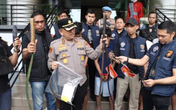 Pelaku Tawuran di Kebon Jeruk Beserta Barang Bukti
