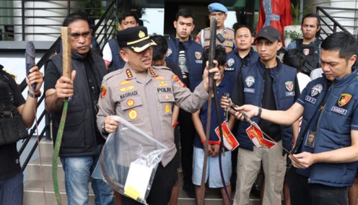 Pelaku Tawuran di Kebon Jeruk Beserta Barang Bukti