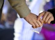 Sebuah Video Memperlihatkan Adanya Dugaan Transaksi Narkoba dengan Modus Pura-Pura Membuang Sampah
