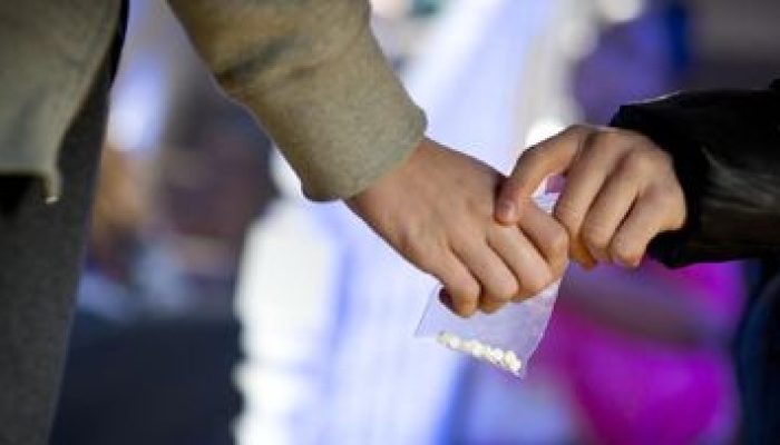 Sebuah Video Memperlihatkan Adanya Dugaan Transaksi Narkoba dengan Modus Pura-Pura Membuang Sampah