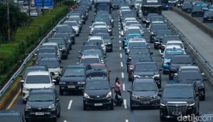 Lalu Lintas Tol Arah Jakarta Padat Senin Pagi, Skema Contraflow Diberlakukan di Sejumlah Ruas