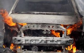 Mobil Jeep Terbakar di Parkiran Mal Kebayoran Lama, Diduga Akibat Kebocoran Selang Bensin