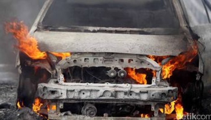 Mobil Jeep Terbakar di Parkiran Mal Kebayoran Lama, Diduga Akibat Kebocoran Selang Bensin