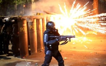 Demo Penolakan Biaya Hidup Tinggi di Italia Berujung Bentrok dengan Polisi