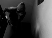 Dalam Rekaman CCTV, Pelaku Tampak Membawa Barang Berharga dari Rumah Itu