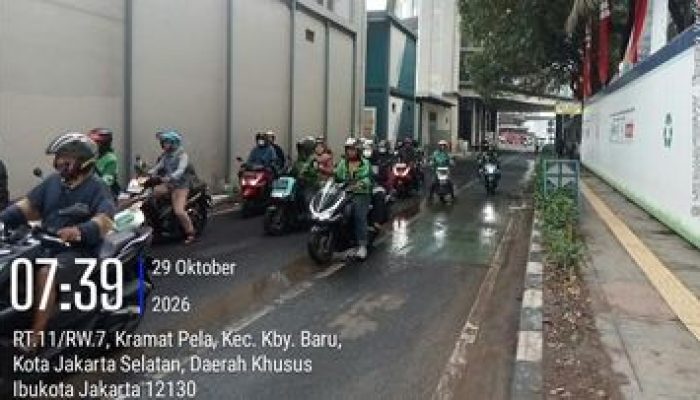 Sebuah Truk Gangguan karena Kopling Tersangkut di Sekitar Halte CSW 2