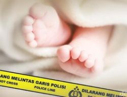 Mayat Bayi Perempuan Ditemukan Mengambang di Kali Pasar Induk Jaktim