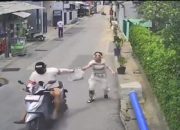 Sebuah Video Memperlihatkan Seorang Wanita Dijambret Pengendara Motor (Pemotor) hingga Tersungkur