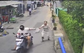 Sebuah Video Memperlihatkan Seorang Wanita Dijambret Pengendara Motor (Pemotor) hingga Tersungkur