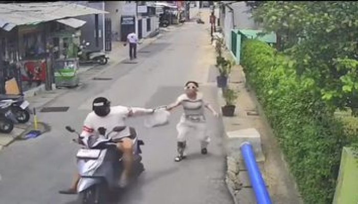 Sebuah Video Memperlihatkan Seorang Wanita Dijambret Pengendara Motor (Pemotor) hingga Tersungkur