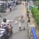 Sebuah Video Memperlihatkan Seorang Wanita Dijambret Pengendara Motor (Pemotor) hingga Tersungkur