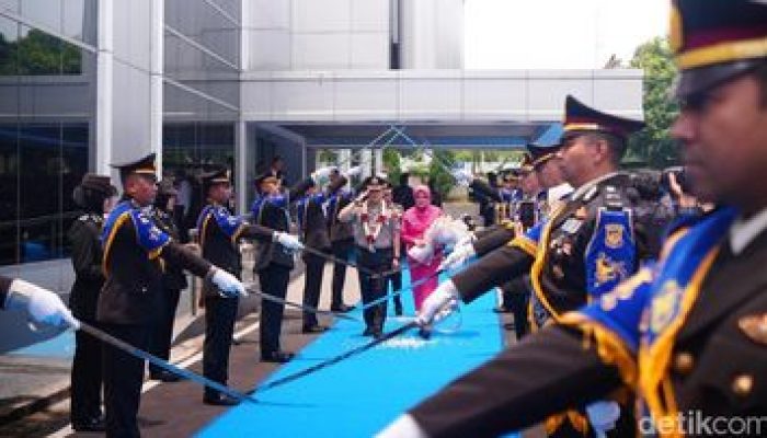 Polres Bogor Menggelar Upacara Penyambutan dan Perpisahan Pergantian Kapolres Baru